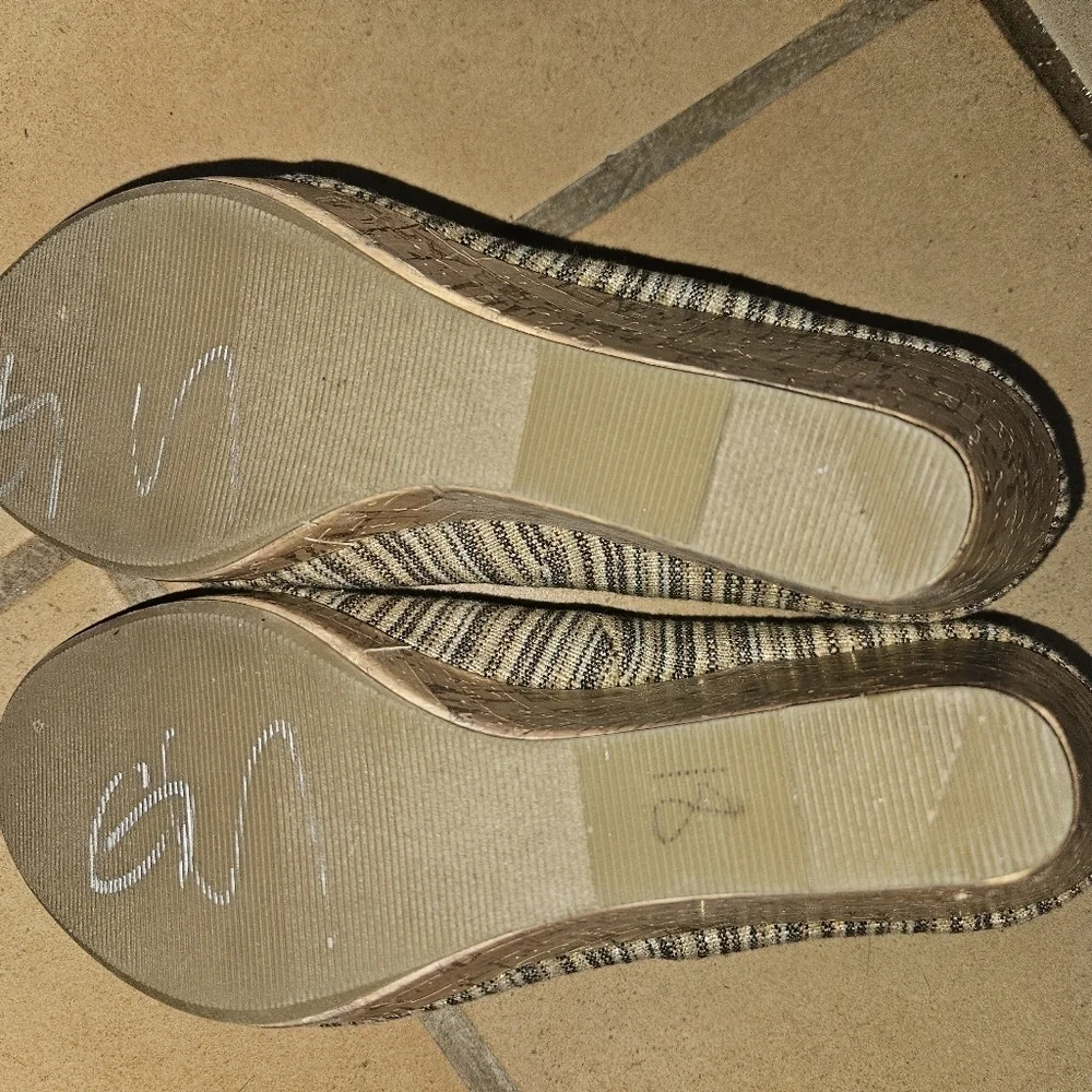 Report Womans Wedge Style Open Toe Shoe Size 10